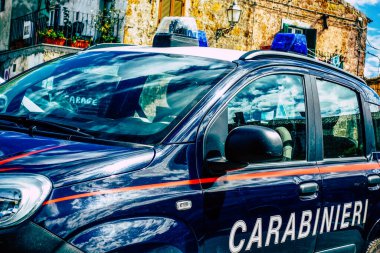 Şehir merkezinin caddelerinde devriye gezen resmi bir polis aracının görüntüsü.