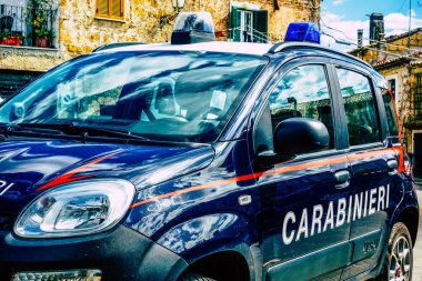 Şehir merkezinin caddelerinde devriye gezen resmi bir polis aracının görüntüsü.