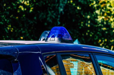 Şehir merkezinin caddelerinde devriye gezen resmi bir polis aracının görüntüsü.