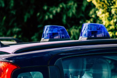 Şehir merkezinin caddelerinde devriye gezen resmi bir polis aracının görüntüsü.