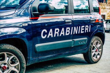 Şehir merkezinin caddelerinde devriye gezen resmi bir polis aracının görüntüsü.