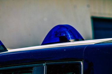 Şehir merkezinin caddelerinde devriye gezen resmi bir polis aracının görüntüsü.