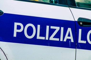 Şehir merkezinin caddelerinde devriye gezen resmi bir polis aracının görüntüsü.