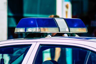 Şehir merkezinin caddelerinde devriye gezen resmi bir polis aracının görüntüsü.