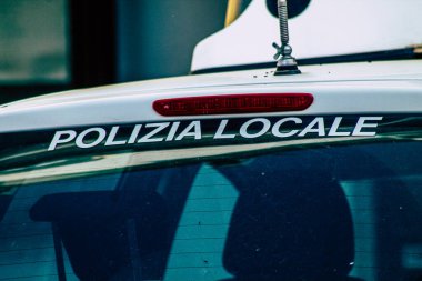 Şehir merkezinin caddelerinde devriye gezen resmi bir polis aracının görüntüsü.