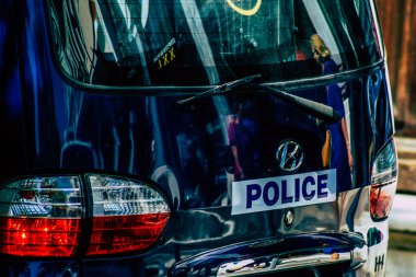 Şehir merkezinin caddelerinde devriye gezen resmi bir polis aracının görüntüsü.