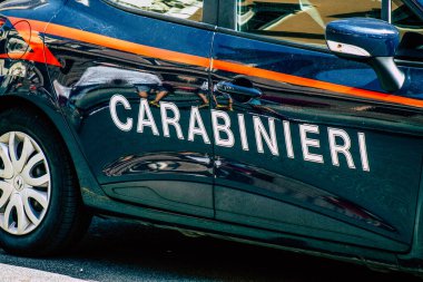 Şehir merkezinin caddelerinde devriye gezen resmi bir polis aracının görüntüsü.