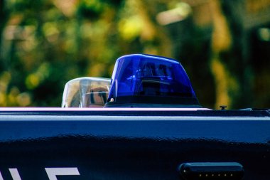Şehir merkezinin caddelerinde devriye gezen resmi bir polis aracının görüntüsü.