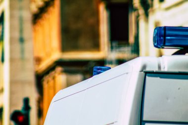 Şehir merkezinin caddelerinde devriye gezen resmi bir polis aracının görüntüsü.