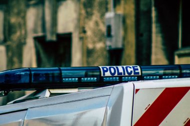 Şehir merkezinin caddelerinde devriye gezen resmi bir polis aracının görüntüsü.