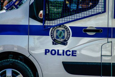 Şehir merkezinin caddelerinde devriye gezen resmi bir polis aracının görüntüsü.