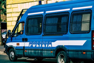 Şehir merkezinin caddelerinde devriye gezen resmi bir polis aracının görüntüsü.