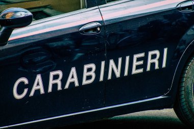 Şehir merkezinin caddelerinde devriye gezen resmi bir polis aracının görüntüsü.