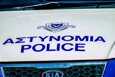 Şehir merkezinin caddelerinde devriye gezen resmi bir polis aracının görüntüsü.