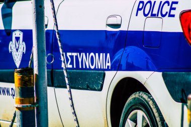 Şehir merkezinin caddelerinde devriye gezen resmi bir polis aracının görüntüsü.