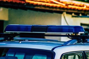 Şehir merkezinin caddelerinde devriye gezen resmi bir polis aracının görüntüsü.