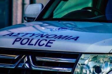 Şehir merkezinin caddelerinde devriye gezen resmi bir polis aracının görüntüsü.