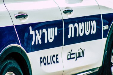 Şehir merkezinin caddelerinde devriye gezen resmi bir polis aracının görüntüsü.