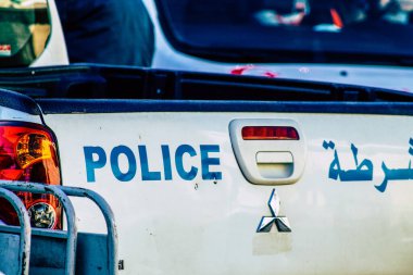 Şehir merkezinin caddelerinde devriye gezen resmi bir polis aracının görüntüsü.