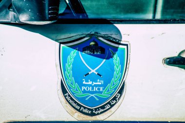 Şehir merkezinin caddelerinde devriye gezen resmi bir polis aracının görüntüsü.