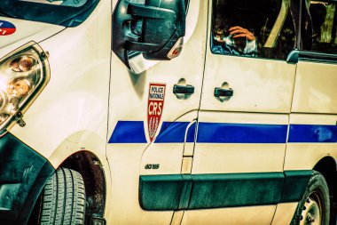 Şehir merkezinin caddelerinde devriye gezen resmi bir polis aracının görüntüsü.