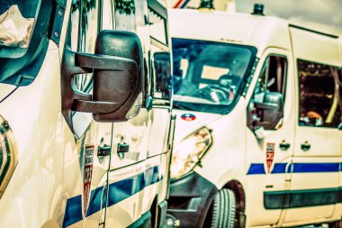 Şehir merkezinin caddelerinde devriye gezen resmi bir polis aracının görüntüsü.