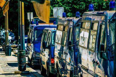 Şehir merkezinin caddelerinde devriye gezen resmi bir polis aracının görüntüsü.
