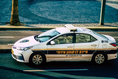 Şehir merkezinin caddelerinde devriye gezen resmi bir polis aracının görüntüsü.