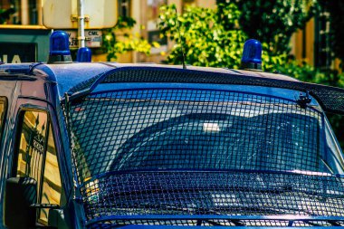 Şehir merkezinin caddelerinde devriye gezen resmi bir polis aracının görüntüsü.