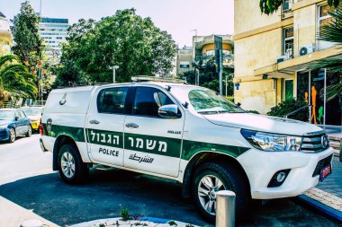 Şehir merkezinin caddelerinde devriye gezen resmi bir polis aracının görüntüsü.