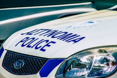 Şehir merkezinin caddelerinde devriye gezen resmi bir polis aracının görüntüsü.