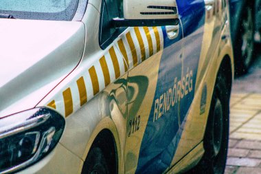 Şehir merkezinin caddelerinde devriye gezen resmi bir polis aracının görüntüsü.