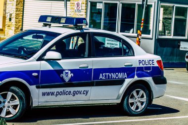Şehir merkezinin caddelerinde devriye gezen resmi bir polis aracının görüntüsü.