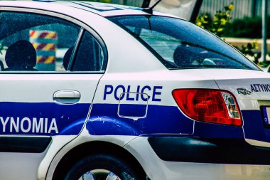 Şehir merkezinin caddelerinde devriye gezen resmi bir polis aracının görüntüsü.