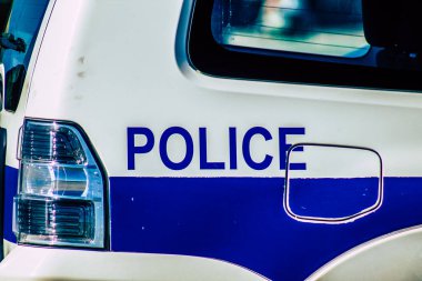 Şehir merkezinin caddelerinde devriye gezen resmi bir polis aracının görüntüsü.