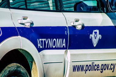 Şehir merkezinin caddelerinde devriye gezen resmi bir polis aracının görüntüsü.