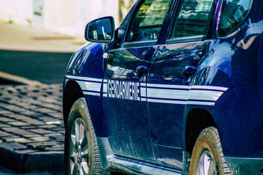 Şehir merkezinin caddelerinde devriye gezen resmi bir polis aracının görüntüsü.