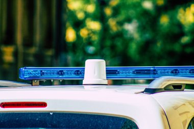 Şehir merkezinin caddelerinde devriye gezen resmi bir polis aracının görüntüsü.