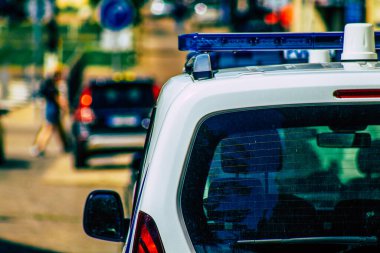 Şehir merkezinin caddelerinde devriye gezen resmi bir polis aracının görüntüsü.