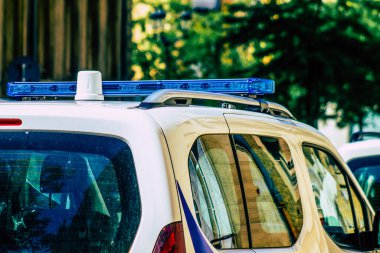 Şehir merkezinin caddelerinde devriye gezen resmi bir polis aracının görüntüsü.