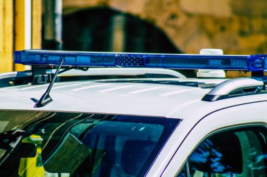Şehir merkezinin caddelerinde devriye gezen resmi bir polis aracının görüntüsü.