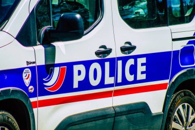 Şehir merkezinin caddelerinde devriye gezen resmi bir polis aracının görüntüsü.