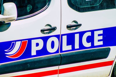 Şehir merkezinin caddelerinde devriye gezen resmi bir polis aracının görüntüsü.