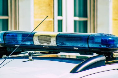 Şehir merkezinin caddelerinde devriye gezen resmi bir polis aracının görüntüsü.