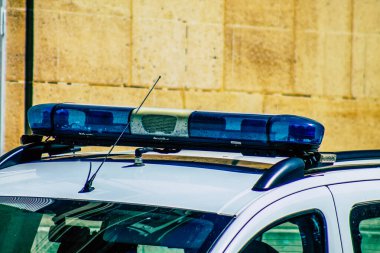 Şehir merkezinin caddelerinde devriye gezen resmi bir polis aracının görüntüsü.