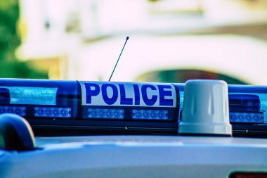 Şehir merkezinin caddelerinde devriye gezen resmi bir polis aracının görüntüsü.