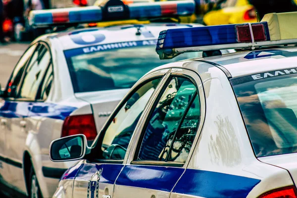 Şehir merkezinin caddelerinde devriye gezen resmi bir polis aracının görüntüsü.