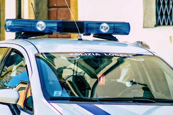 Primer Plano Coche Oficial Policía Patrullando Las Calles Del Centro —  Fotos de Stock