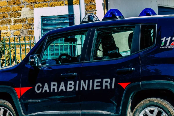 Şehir Merkezinin Caddelerinde Devriye Gezen Resmi Bir Polis Aracının Görüntüsü — Stok fotoğraf