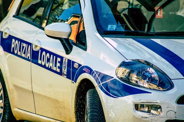 Primer Plano Coche Oficial Policía Patrullando Las Calles Del Centro — Foto de Stock